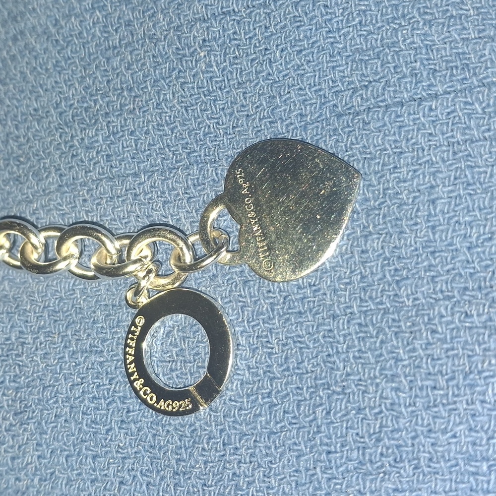 Return To Tffany Silver Heart Charm Bracelet Retails $800 - Picture 3 of 5
